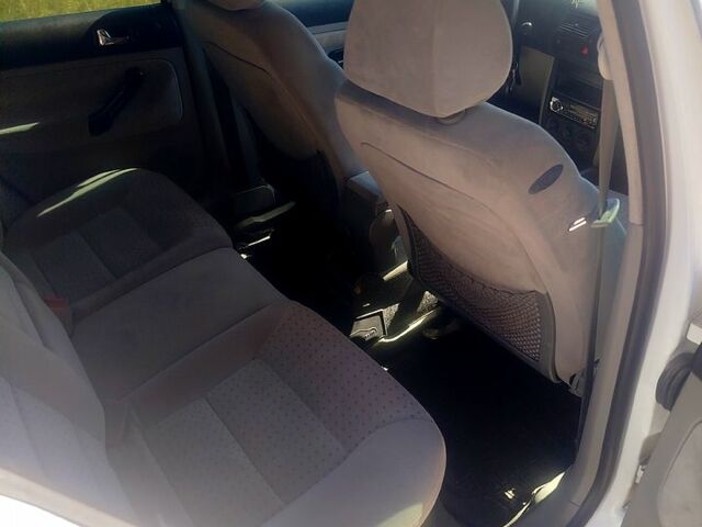 Белый Фольксваген Гольф, объемом двигателя 1.4 л и пробегом 352 тыс. км за 3950 $, фото 4 на Automoto.ua