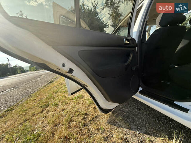 Белый Фольксваген Гольф, объемом двигателя 1.6 л и пробегом 263 тыс. км за 3000 $, фото 13 на Automoto.ua