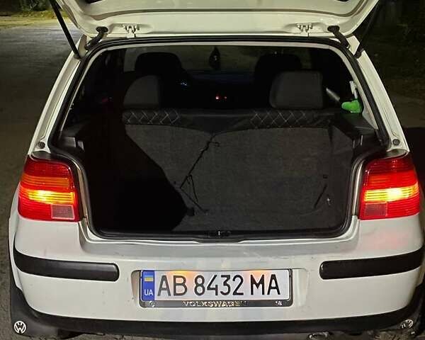 Белый Фольксваген Гольф, объемом двигателя 1.39 л и пробегом 416 тыс. км за 3800 $, фото 3 на Automoto.ua