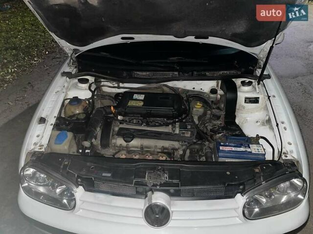 Белый Фольксваген Гольф, объемом двигателя 1.39 л и пробегом 416 тыс. км за 3800 $, фото 9 на Automoto.ua