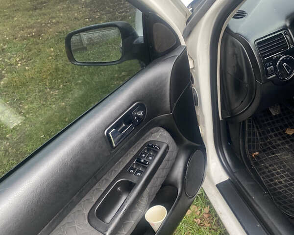 Белый Фольксваген Гольф, объемом двигателя 1.6 л и пробегом 300 тыс. км за 2800 $, фото 6 на Automoto.ua