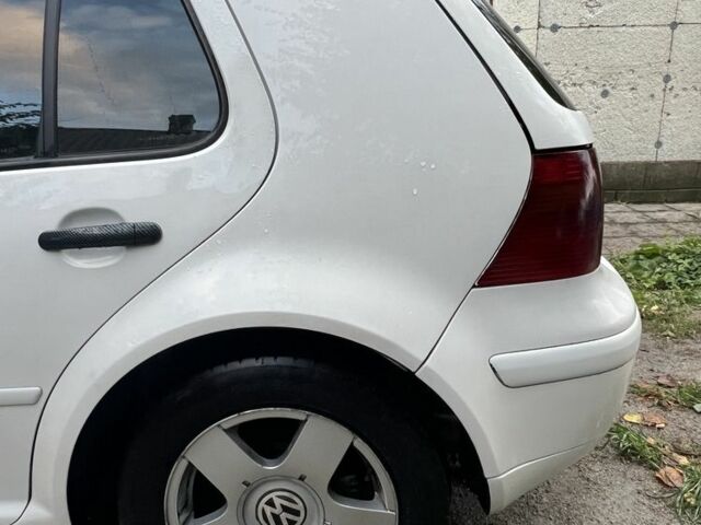 Белый Фольксваген Гольф, объемом двигателя 1.6 л и пробегом 301 тыс. км за 3500 $, фото 1 на Automoto.ua