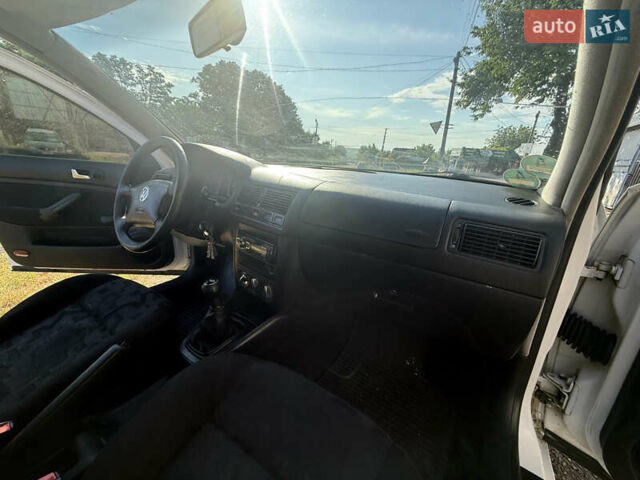 Белый Фольксваген Гольф, объемом двигателя 1.6 л и пробегом 263 тыс. км за 3000 $, фото 20 на Automoto.ua