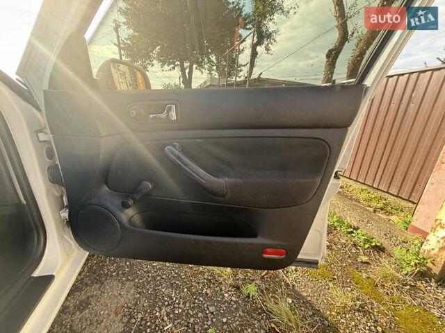 Белый Фольксваген Гольф, объемом двигателя 1.6 л и пробегом 263 тыс. км за 3000 $, фото 18 на Automoto.ua