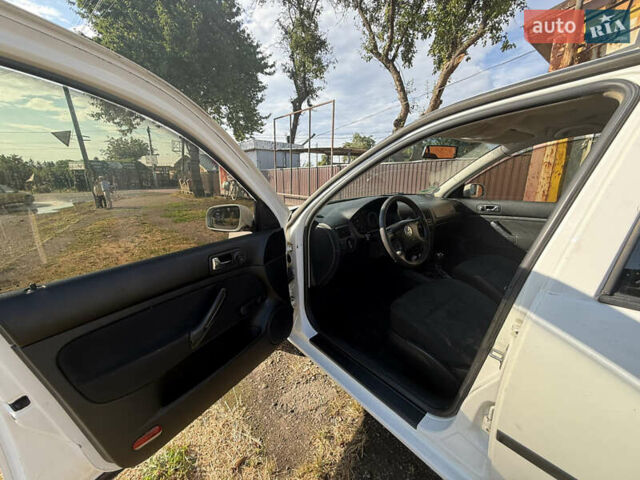 Белый Фольксваген Гольф, объемом двигателя 1.6 л и пробегом 263 тыс. км за 3000 $, фото 11 на Automoto.ua