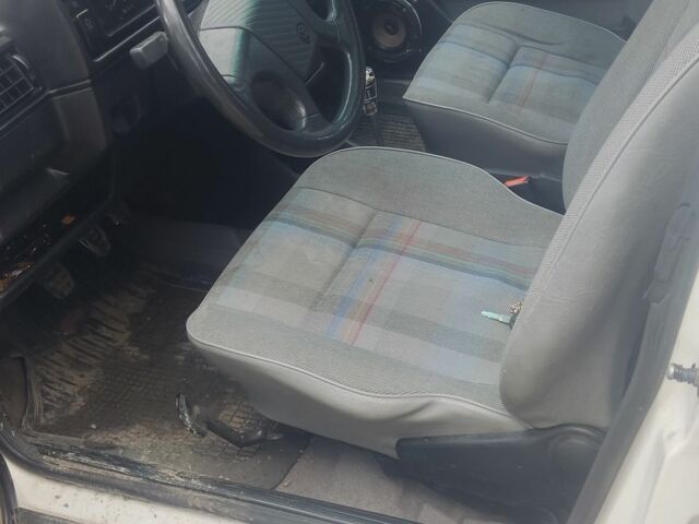 Белый Фольксваген Гольф, объемом двигателя 1.8 л и пробегом 400 тыс. км за 1698 $, фото 1 на Automoto.ua