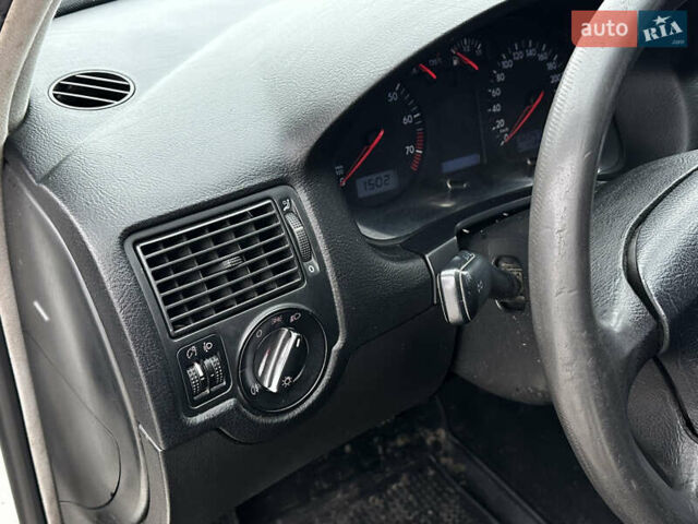 Белый Фольксваген Гольф, объемом двигателя 1.6 л и пробегом 322 тыс. км за 3450 $, фото 8 на Automoto.ua