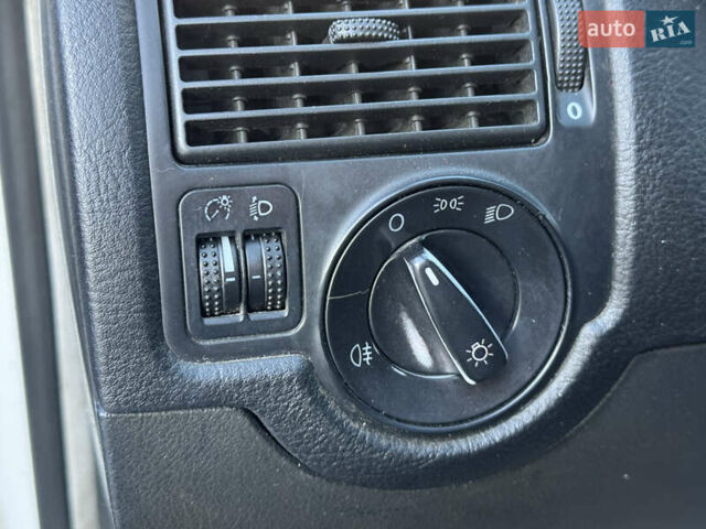 Белый Фольксваген Гольф, объемом двигателя 1.6 л и пробегом 322 тыс. км за 3350 $, фото 9 на Automoto.ua