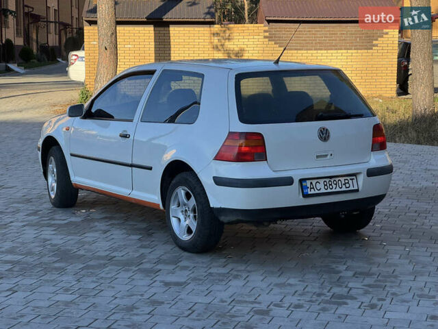 Белый Фольксваген Гольф, объемом двигателя 1.6 л и пробегом 322 тыс. км за 3350 $, фото 1 на Automoto.ua