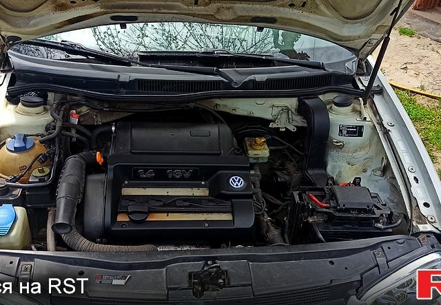 Білий Фольксваген Гольф, об'ємом двигуна 1.4 л та пробігом 300 тис. км за 2650 $, фото 1 на Automoto.ua