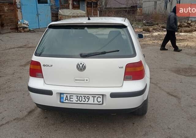 Белый Фольксваген Гольф, объемом двигателя 1.6 л и пробегом 298 тыс. км за 4200 $, фото 2 на Automoto.ua