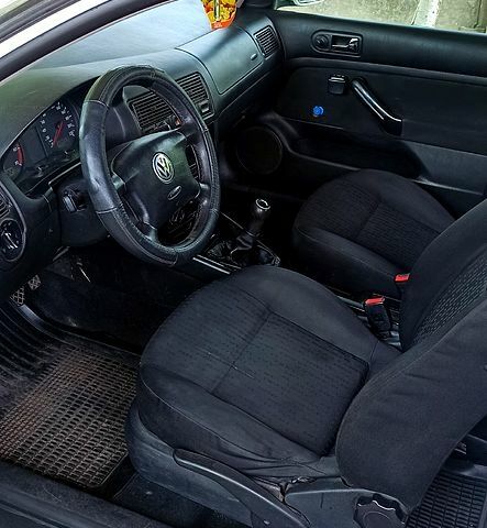 Білий Фольксваген Гольф, об'ємом двигуна 1.4 л та пробігом 300 тис. км за 2650 $, фото 3 на Automoto.ua