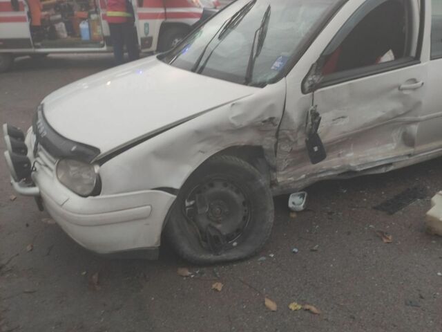 Белый Фольксваген Гольф, объемом двигателя 2 л и пробегом 200 тыс. км за 1500 $, фото 6 на Automoto.ua