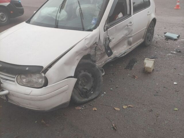 Белый Фольксваген Гольф, объемом двигателя 2 л и пробегом 200 тыс. км за 1500 $, фото 1 на Automoto.ua