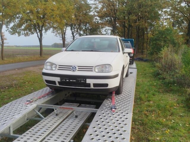 Белый Фольксваген Гольф, объемом двигателя 1.6 л и пробегом 200 тыс. км за 3999 $, фото 1 на Automoto.ua