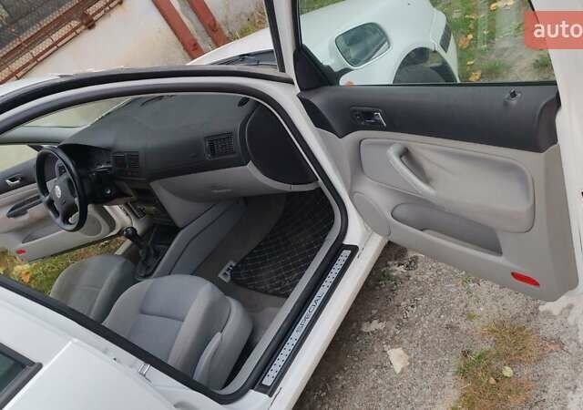 Белый Фольксваген Гольф, объемом двигателя 1.4 л и пробегом 319 тыс. км за 3500 $, фото 8 на Automoto.ua