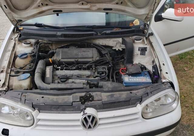 Белый Фольксваген Гольф, объемом двигателя 1.4 л и пробегом 319 тыс. км за 3500 $, фото 12 на Automoto.ua
