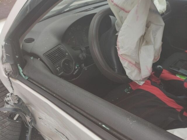 Белый Фольксваген Гольф, объемом двигателя 2 л и пробегом 200 тыс. км за 1500 $, фото 3 на Automoto.ua