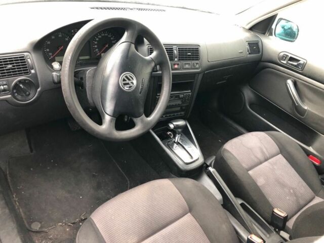 Белый Фольксваген Гольф, объемом двигателя 1.6 л и пробегом 200 тыс. км за 3999 $, фото 3 на Automoto.ua