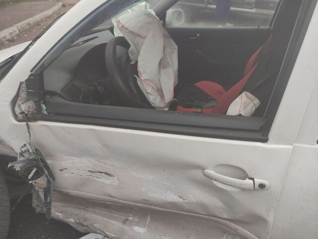 Белый Фольксваген Гольф, объемом двигателя 2 л и пробегом 200 тыс. км за 1500 $, фото 5 на Automoto.ua