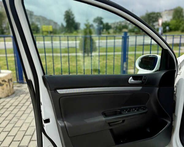 Белый Фольксваген Гольф, объемом двигателя 1.6 л и пробегом 235 тыс. км за 6000 $, фото 11 на Automoto.ua