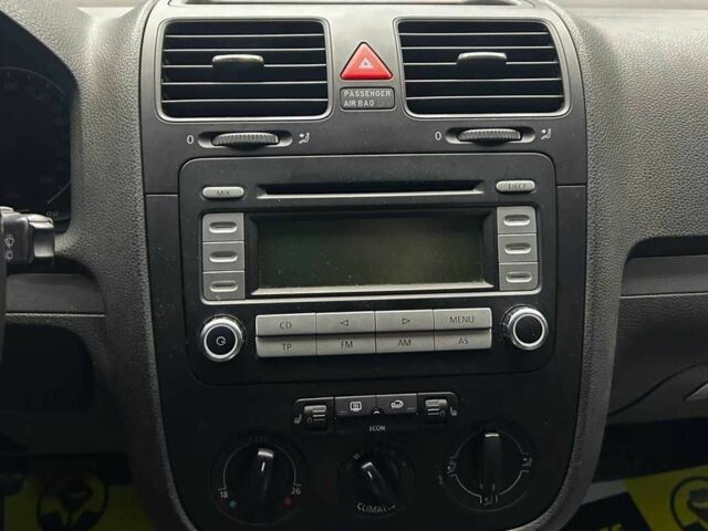 Белый Фольксваген Гольф, объемом двигателя 1.6 л и пробегом 135 тыс. км за 6400 $, фото 9 на Automoto.ua