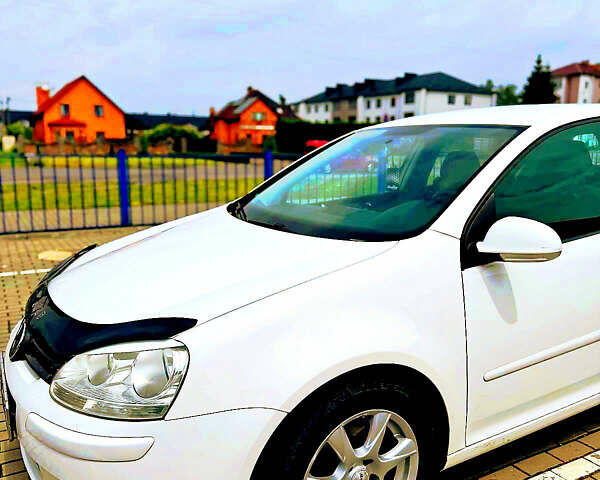 Белый Фольксваген Гольф, объемом двигателя 1.6 л и пробегом 235 тыс. км за 6000 $, фото 1 на Automoto.ua