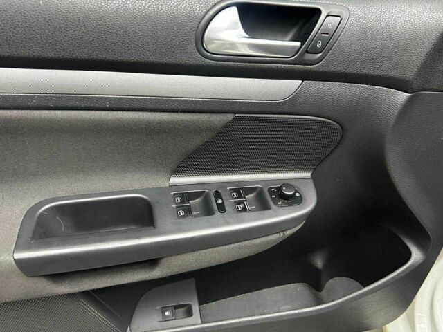 Белый Фольксваген Гольф, объемом двигателя 1.6 л и пробегом 135 тыс. км за 6400 $, фото 12 на Automoto.ua