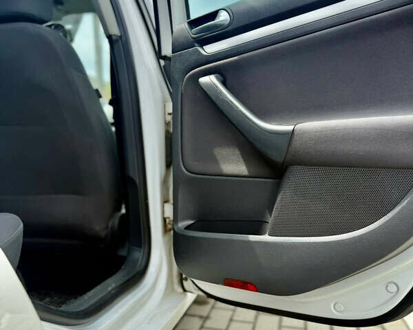 Белый Фольксваген Гольф, объемом двигателя 1.6 л и пробегом 235 тыс. км за 6000 $, фото 10 на Automoto.ua