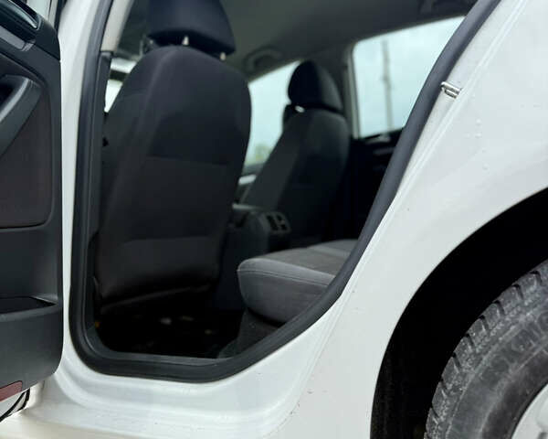 Белый Фольксваген Гольф, объемом двигателя 1.6 л и пробегом 235 тыс. км за 6000 $, фото 14 на Automoto.ua