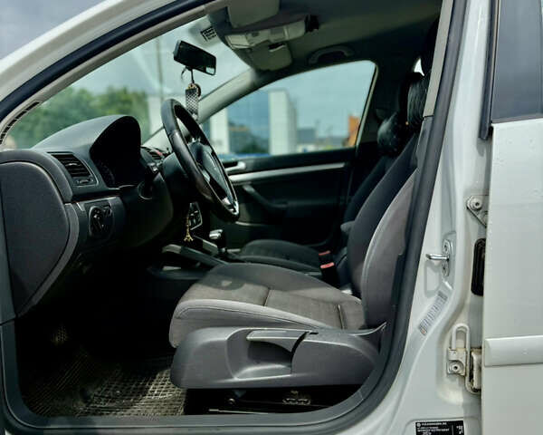 Белый Фольксваген Гольф, объемом двигателя 1.6 л и пробегом 235 тыс. км за 6000 $, фото 7 на Automoto.ua