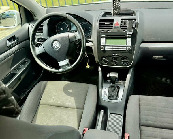 Белый Фольксваген Гольф, объемом двигателя 1.6 л и пробегом 235 тыс. км за 6000 $, фото 5 на Automoto.ua