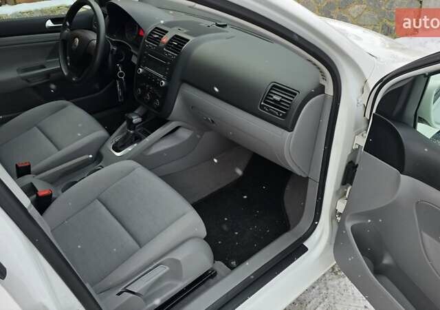 Белый Фольксваген Гольф, объемом двигателя 1.6 л и пробегом 207 тыс. км за 7777 $, фото 48 на Automoto.ua