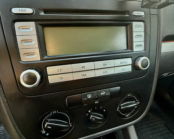 Белый Фольксваген Гольф, объемом двигателя 1.6 л и пробегом 235 тыс. км за 6000 $, фото 8 на Automoto.ua