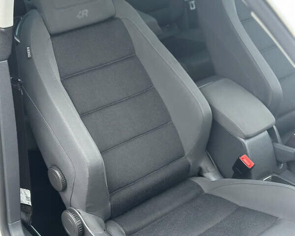 Белый Фольксваген Гольф, объемом двигателя 1.6 л и пробегом 215 тыс. км за 6500 $, фото 127 на Automoto.ua