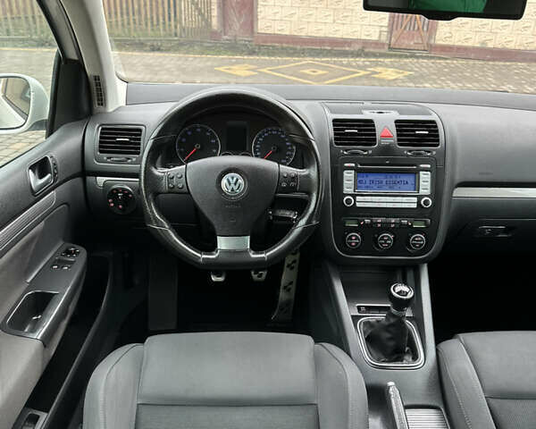 Белый Фольксваген Гольф, объемом двигателя 1.6 л и пробегом 215 тыс. км за 6500 $, фото 83 на Automoto.ua