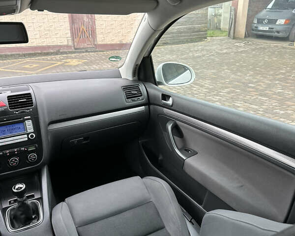 Белый Фольксваген Гольф, объемом двигателя 1.6 л и пробегом 215 тыс. км за 6500 $, фото 90 на Automoto.ua