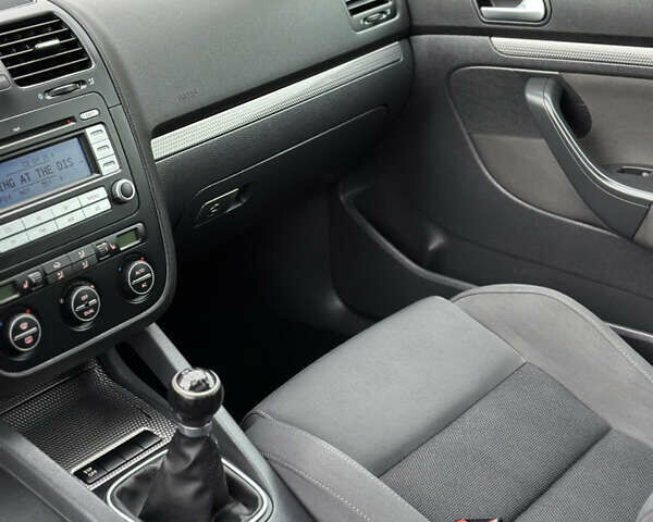 Белый Фольксваген Гольф, объемом двигателя 1.6 л и пробегом 215 тыс. км за 6500 $, фото 101 на Automoto.ua