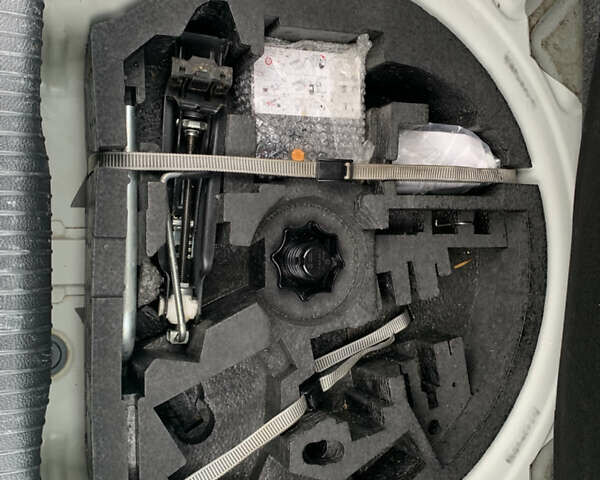 Белый Фольксваген Гольф, объемом двигателя 1.4 л и пробегом 181 тыс. км за 5570 $, фото 63 на Automoto.ua