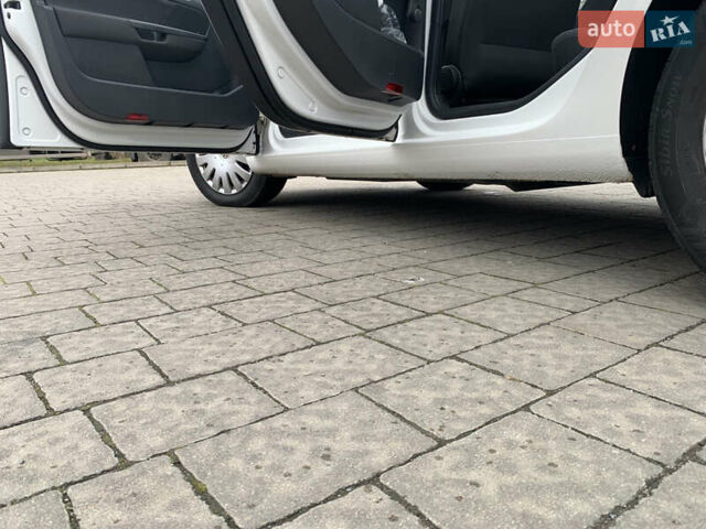 Белый Фольксваген Гольф, объемом двигателя 1.4 л и пробегом 181 тыс. км за 5570 $, фото 60 на Automoto.ua