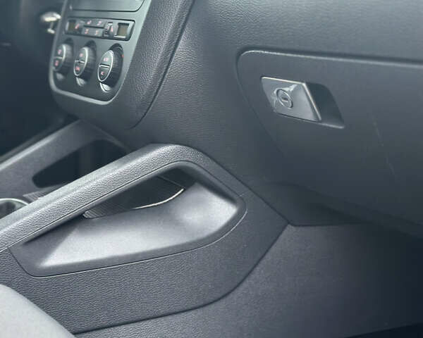 Белый Фольксваген Гольф, объемом двигателя 1.6 л и пробегом 215 тыс. км за 6500 $, фото 134 на Automoto.ua