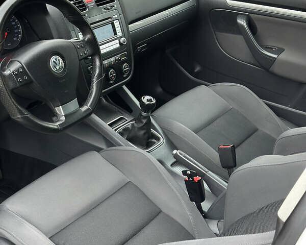 Белый Фольксваген Гольф, объемом двигателя 1.6 л и пробегом 215 тыс. км за 6500 $, фото 96 на Automoto.ua