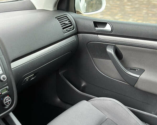 Белый Фольксваген Гольф, объемом двигателя 1.6 л и пробегом 215 тыс. км за 6500 $, фото 111 на Automoto.ua