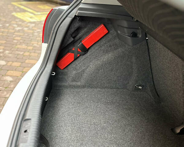 Белый Фольксваген Гольф, объемом двигателя 1.6 л и пробегом 215 тыс. км за 6500 $, фото 137 на Automoto.ua