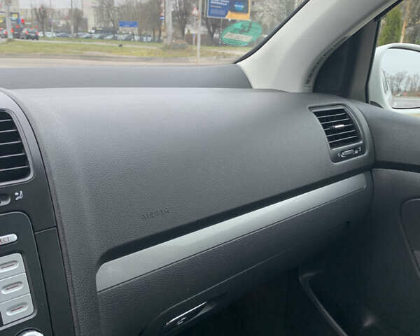 Белый Фольксваген Гольф, объемом двигателя 1.4 л и пробегом 181 тыс. км за 5570 $, фото 35 на Automoto.ua