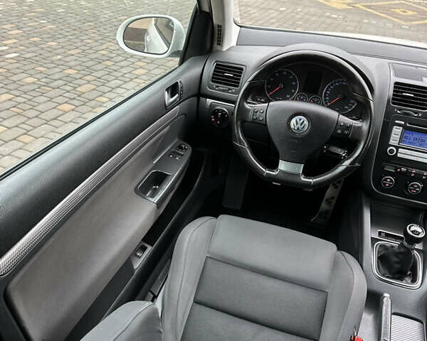 Белый Фольксваген Гольф, объемом двигателя 1.6 л и пробегом 215 тыс. км за 6500 $, фото 88 на Automoto.ua