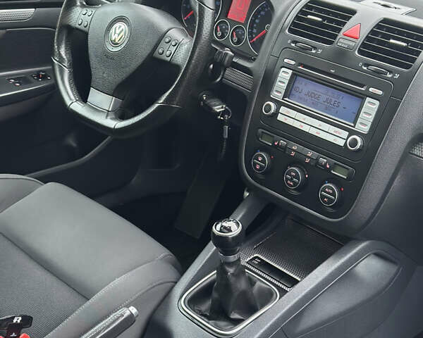 Белый Фольксваген Гольф, объемом двигателя 1.6 л и пробегом 215 тыс. км за 6500 $, фото 103 на Automoto.ua