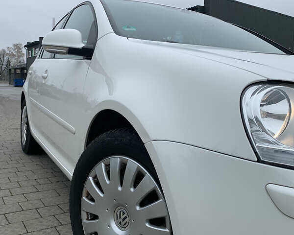 Белый Фольксваген Гольф, объемом двигателя 1.4 л и пробегом 181 тыс. км за 5570 $, фото 47 на Automoto.ua