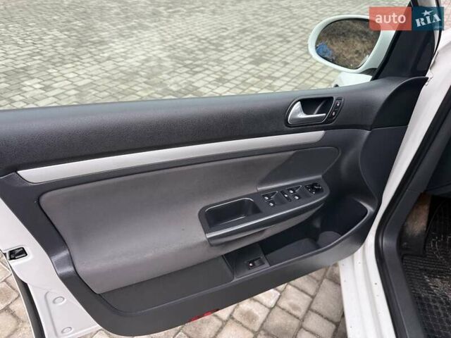 Белый Фольксваген Гольф, объемом двигателя 1.4 л и пробегом 195 тыс. км за 7200 $, фото 11 на Automoto.ua