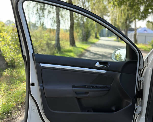 Белый Фольксваген Гольф, объемом двигателя 1.6 л и пробегом 235 тыс. км за 6400 $, фото 58 на Automoto.ua